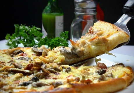 Известный американский эксперт в области диетологии и здорового, рационального питания назвал пиццу вкусным и полезным блюдом
